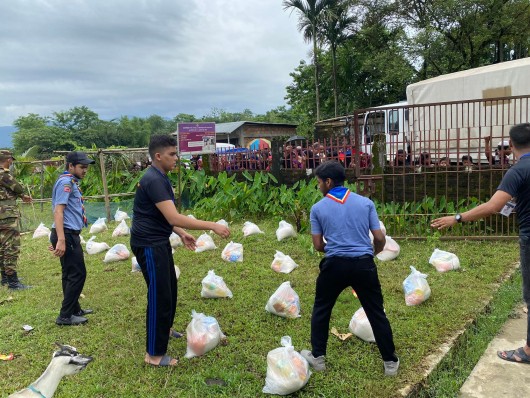 Distribute goods among the flood victims